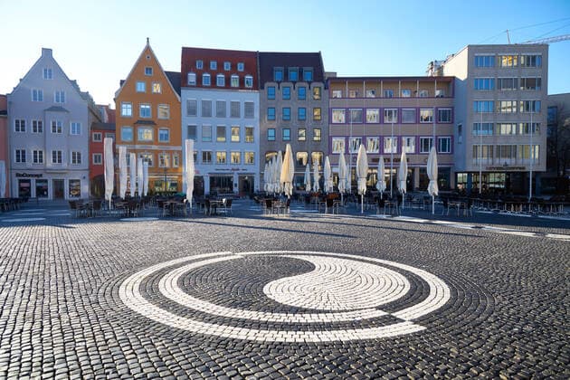 Augsburg, Rathausplatz mit leerer Restaurantbestuhlung; Wo sonst bei bestem Wetter tausende Menschen unterwegs sind, schafft die Corona-Pandemie eine beklemmende Szenerie.: Augsburg ist menschenleer, Augsburg ist eine Geisterstadt. Augsburg, leere Innenstadt während der Corona-Krise