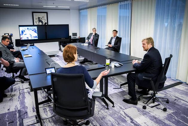 26-03-2020 King Willem-Alexander visited, as part of the worldwide crisis coordination activities due to the corona virus (COVID-19), the 24 7 BZ contact center at the Ministry of Foreign Affairs in The Hague. King Willem-Alexander joined a video conference with the chef des postes and some employees of Dutch embassies in Rome and Beijing about the problems they are currently facing.  Copyright: xPPE POOLx