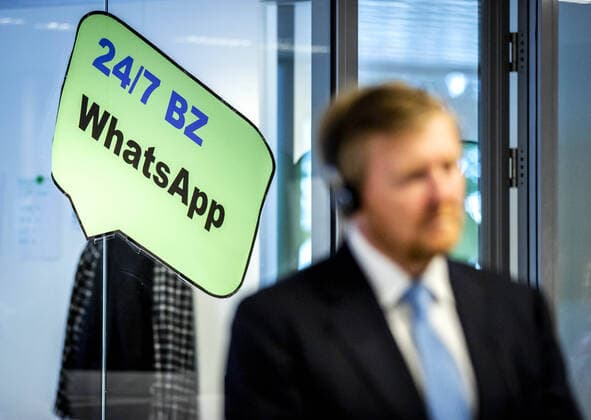 26-03-2020 King Willem-Alexander visited, as part of the worldwide crisis coordination activities due to the corona virus (COVID-19), the 24 7 BZ contact center at the Ministry of Foreign Affairs in The Hague. King Willem-Alexander joined a video conference with the chef des postes and some employees of Dutch embassies in Rome and Beijing about the problems they are currently facing.  Copyright: xPPE POOLx
