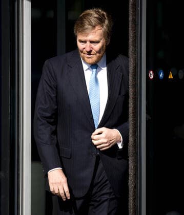 26-03-2020 King Willem-Alexander visited, as part of the worldwide crisis coordination activities due to the corona virus (COVID-19), the 24 7 BZ contact center at the Ministry of Foreign Affairs in The Hague. King Willem-Alexander joined a video conference with the chef des postes and some employees of Dutch embassies in Rome and Beijing about the problems they are currently facing.  Copyright: xPPE POOLx