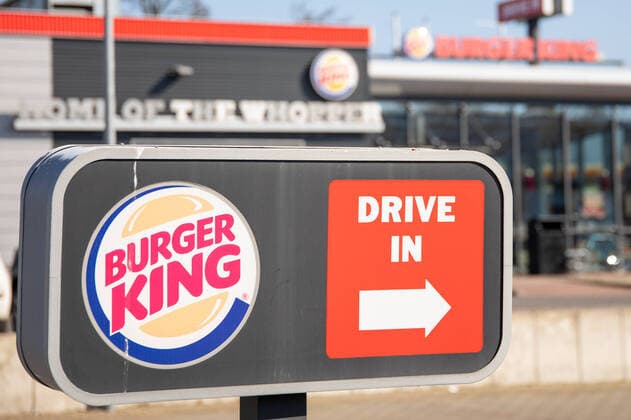 Schild mit Logo der Fastfoodkette Burger King, wo wegen der Covid19-Pandemie nur noch der Drive In geöffnet ist Themenbild, Symbolbild, Burger King, Logo, Drive In, 26.03.20 Monheim am Rhein NRW Deutschland Burger King
