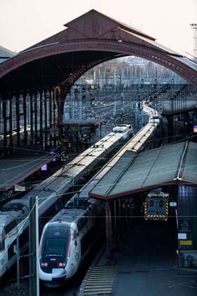 TGV high speed train in Strasbourg, France on March 26, 2020. Preparations for the evacuation to hospitals in the Pays-de-la-Loire region of 20 coronavirus-contaminated patients from Alsace aboard a medicalised TGV an operation unheard of in Europe - began Thursday morning at Strasbourg station. NEWS : Covid 19 Coronavirus en France - Strasbourg - 26 03 2020 ElyxandroCEGARRA PANORAMIC 
