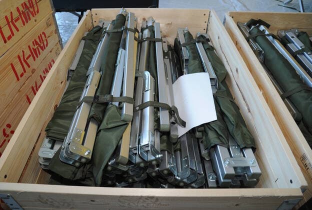 Feldbetten wurden am Donnerstag (26.03.2020) in der Turnhalle der Gemeinschaftsschule Marpingen aufgestellt. Diese Feldbetten sollen aushelfen, falls es in Krankenhäusern zu Engpässen wegen Corona kommen sollte.