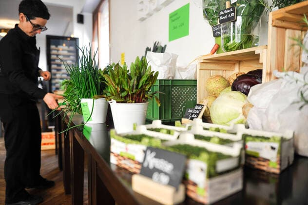 Corona Krise. Lebensmittelversorgung. Speisekammer West; aus Restaurant wurde Lebensmittelhändler und bittet viele frische Sachen, Käse, Wein...in der Zeit wo viele Lokale und Gastronomen schliessen, schliessen müssen. Im Bild: Dorit Münzer-Bock Stuttgart Baden-Wuerttemberg Deutschland Copyright: xMaxxKovalenkox