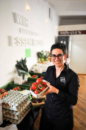Corona Krise. Lebensmittelversorgung. Speisekammer West; aus Restaurant wurde Lebensmittelhändler und bittet viele frische Sachen, Käse, Wein...in der Zeit wo viele Lokale und Gastronomen schliessen, schliessen müssen. Im Bild: Dorit Münzer-Bock Stuttgart Baden-Wuerttemberg Deutschland Copyright: xMaxxKovalenkox