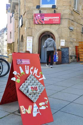 Corona Krise. Lebensmittelversorgung. Speisekammer West; aus Restaurant wurde Lebensmittelhändler und bittet viele frische Sachen, Käse, Wein...in der Zeit wo viele Lokale und Gastronomen schliessen, schliessen müssen. Im Bild: Dorit Münzer-Bock Stuttgart Baden-Wuerttemberg Deutschland Copyright: xMaxxKovalenkox