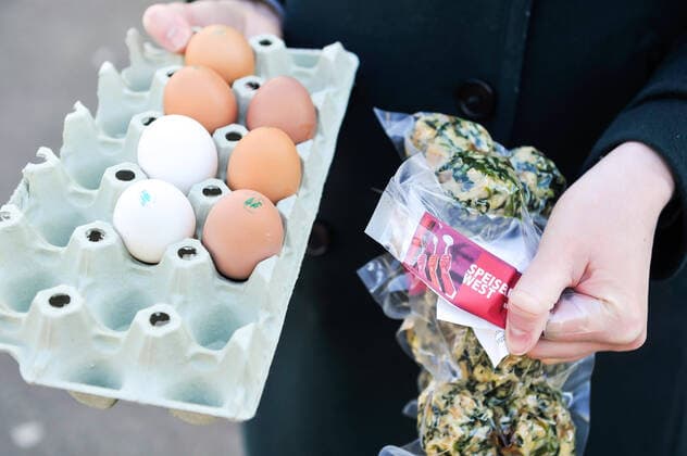 Corona Krise. Lebensmittelversorgung. Speisekammer West; aus Restaurant wurde Lebensmittelhändler und bittet viele frische Sachen, Käse, Wein...in der Zeit wo viele Lokale und Gastronomen schliessen, schliessen müssen. Im Bild: Dorit Münzer-Bock Stuttgart Baden-Wuerttemberg Deutschland Copyright: xMaxxKovalenkox