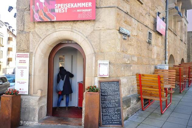 Corona Krise. Lebensmittelversorgung. Speisekammer West; aus Restaurant wurde Lebensmittelhändler und bittet viele frische Sachen, Käse, Wein...in der Zeit wo viele Lokale und Gastronomen schliessen, schliessen müssen. Im Bild: Dorit Münzer-Bock Stuttgart Baden-Wuerttemberg Deutschland Copyright: xMaxxKovalenkox