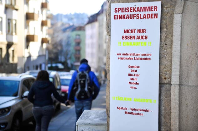 Corona Krise. Lebensmittelversorgung. Speisekammer West; aus Restaurant wurde Lebensmittelhändler und bittet viele frische Sachen, Käse, Wein...in der Zeit wo viele Lokale und Gastronomen schliessen, schliessen müssen. Im Bild: Dorit Münzer-Bock Stuttgart Baden-Wuerttemberg Deutschland Copyright: xMaxxKovalenkox