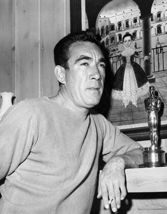 OSCARS. Bester Nebendarsteller. PreistrÃ¤ger 1951-1960 Anthony Quinn at home with Oscar for Lust for Life(1956), June, 1957. Courtesy Everett Collection !ACHTUNG AUFNAHMEDATUM GESCHÃ„TZT! PUBLICATIONXNOTxINxCANxCHNxFRAxITAxJPNxNORxPOLxRUSxESPxUKxUSA Copyright: xCourtesyxEverettxCollectionx PBDANQU EC020