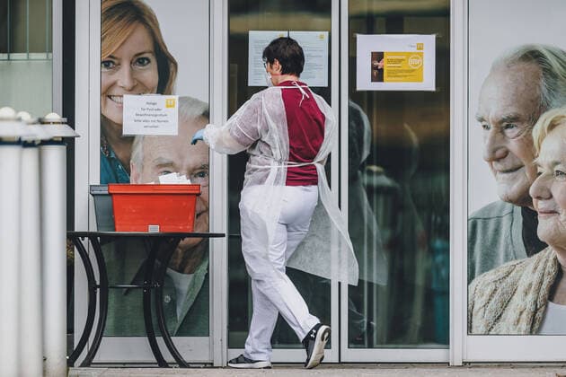 Uttendorf 26.03.2020, Uttendorf, AUT, Coronaviruskrise, Oesterreich, im Bild Mitarbeiterin mit Schutzkleidung holt die abgestellte Post ab. Im Seniorenheim in Uttendorf ist eine Mitarbeiterin erkrankt. Alle Bewohner und Mitarbeiter werden nun auf SARS-CoV-2 getestet. Das Heim wurde unter Quarantaene gestellt Employee with protective clothing. In the retirement home in Uttendorf one of the employees is sick. All residents and employees are now being tested for SARS-CoV-2. The home has been quarantined during the Coronavirus pandemic, Uttendorf, Austria on 2020 03 26.