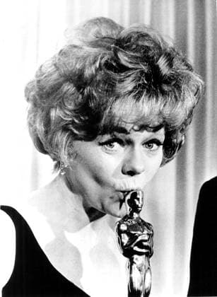 OSCARS: Beste Nebendarstellerin, PreistrÃ¤gerinnen 1961-1970 Estelle Parsons, kissing her Best Supporting Actress Oscar for BONNIE AND CLYDE, April 10, 1968 Courtesy Everett Collection !ACHTUNG AUFNAHMEDATUM GESCHÃ„TZT! PUBLICATIONXNOTxINxCANxCHNxFRAxITAxJPNxNORxPOLxRUSxESPxUKxUSA Copyright: xCourtesyxEverettxCollectionx PBDESPA EC004