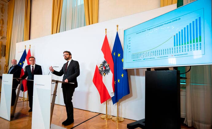 Wien 26.03.2020, Bundeskanzleramt, Wien, AUT, Akutelle Entwicklungen zur Coronaerkrankung in Oesterreich, Pressekonferenz, im Bild vlnr.: Herwig Kollaritsch (Facharzt fuer Spezifische Prophylaxe und Tropenmedizin), Gesundheitsminister Rudolf Anschober und Herwig Ostermann (Geschaeftsfuehrer der Gesundheit Oesterreich GmbH) vlnr.: Herwig Kollaritsch (Facharzt fuer Spezifische Prophylaxe und Tropenmedizin), Gesundheitsminister Rudolf Anschober und Herwig Ostermann (Geschaeftsfuehrer der Gesundheit Oesterreich GmbH) during a press conference of Austrian Goverment about the Coronavirus Pandemie at the Bundeskanzleramt in Wien, Austria on 2020 03 26.