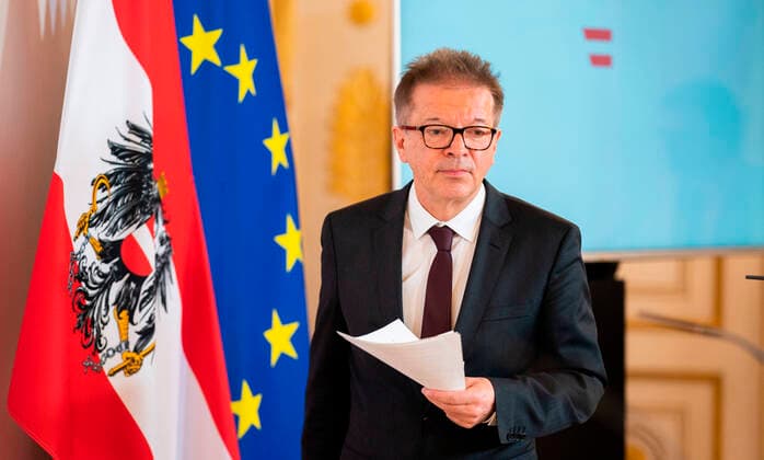 Wien 26.03.2020, Bundeskanzleramt, Wien, AUT, Akutelle Entwicklungen zur Coronaerkrankung in Oesterreich, Pressekonferenz, im Bild Gesundheitsminister Rudolf Anschober (Gruene) Gesundheitsminister Rudolf Anschober (Gruene) during a press conference of Austrian Goverment about the Coronavirus Pandemie at the Bundeskanzleramt in Wien, Austria on 2020 03 26.