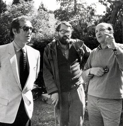Screenwriter Harold Pinter, Novelist John Fowles and director Karel Reisz on the set of THE FRENCH LIEUTENANT S WOMAN, 1981 Courtesy Everett Collection !ACHTUNG AUFNAHMEDATUM GESCHÃ„TZT! PUBLICATIONXNOTxINxCANxCHNxFRAxITAxJPNxNORxPOLxRUSxESPxUKxUSA Copyright: xCourtesyxEverettxCollectionx PBDHAPI EC001