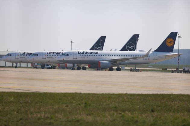 Hannover, 26.03.2020, Flughafen Hannover, HAJ, Aufgrund der Ausbreitung des Coronavirus sind fast alle Flüge eingestellt, Lufthansa, Flugzeug auf dem Rollfeld, Airbus A320-200, Lufthansa logo,