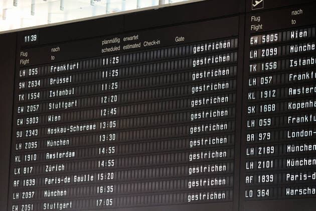 Hannover, 26.03.2020, Flughafen Hannover, HAJ, Aufgrund der Ausbreitung des Coronavirus sind fast alle Flüge eingestellt, Anzeigetafel Flüge gestrichen,