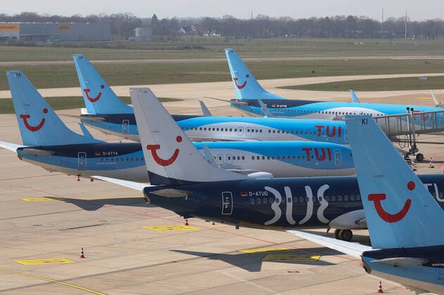 Hannover, 26.03.2020, Flughafen Hannover, HAJ, Aufgrund der Ausbreitung des Coronavirus sind fast alle Flüge eingestellt, TUI Flieger am Boden, Flugzeug, Boing 737-800, TUI Logo,