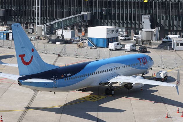 Hannover, 26.03.2020, Flughafen Hannover, HAJ, Aufgrund der Ausbreitung des Coronavirus sind fast alle Flüge eingestellt, TUI Flieger am Boden, Flugzeug, Boing 737-800, TUI Logo,