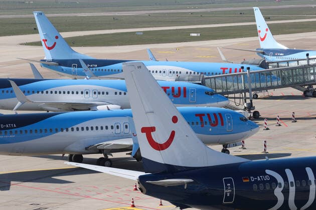Hannover, 26.03.2020, Flughafen Hannover, HAJ, Aufgrund der Ausbreitung des Coronavirus sind fast alle Flüge eingestellt, TUI Flieger am Boden, Flugzeug, Boing 737-800, TUI Logo,
