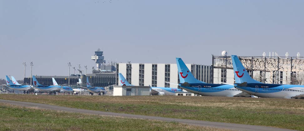 Hannover, 26.03.2020, Flughafen Hannover, HAJ, Aufgrund der Ausbreitung des Coronavirus sind fast alle Flüge eingestellt, TUI Flieger am Boden, Flugzeug, Boing 737-800, TUI Logo,