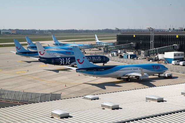 Hannover, 26.03.2020, Flughafen Hannover, HAJ, Aufgrund der Ausbreitung des Coronavirus sind fast alle Flüge eingestellt, TUI Flieger am Boden, Flugzeug, Boing 737-800, TUI Logo,