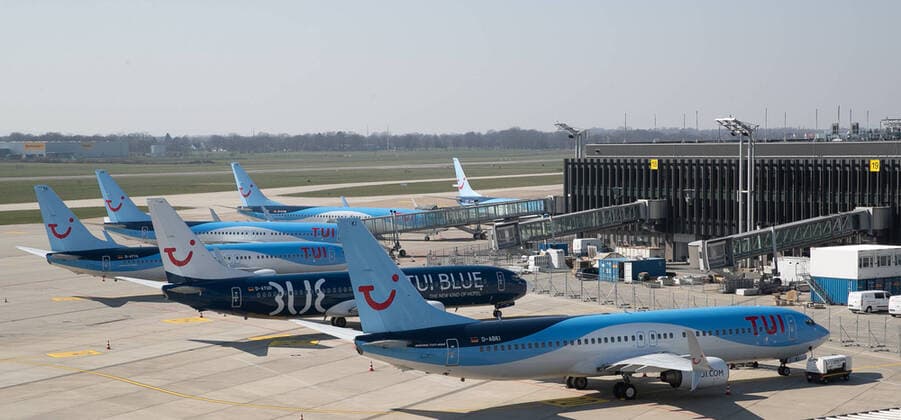 Hannover, 26.03.2020, Flughafen Hannover, HAJ, Aufgrund der Ausbreitung des Coronavirus sind fast alle Flüge eingestellt, TUI Flieger am Boden, Flugzeug, Boing 737-800, TUI Logo,