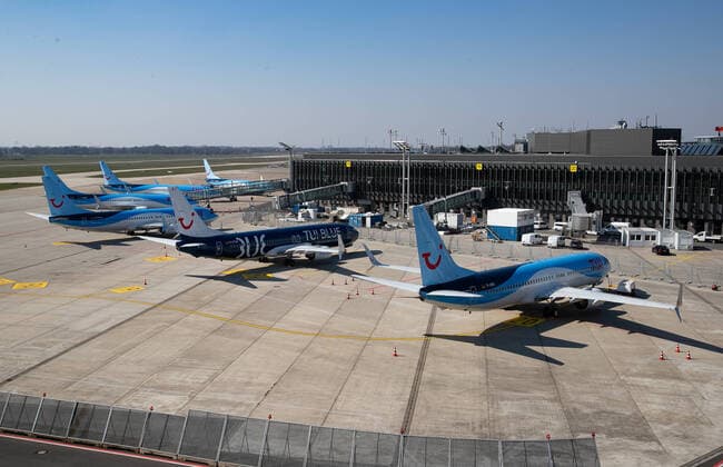 Hannover, 26.03.2020, Flughafen Hannover, HAJ, Aufgrund der Ausbreitung des Coronavirus sind fast alle Flüge eingestellt, TUI Flieger am Boden, Flugzeug, Boing 737-800, TUI Logo,