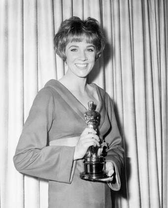 OSCARS. Beste Hauptdarstellerin. PreistrÃ¤gerinnen 1961-1970 Julie Andrews, with her Best Actress Oscar for MARY POPPINS, 1965 Courtesy Everett Collection !ACHTUNG AUFNAHMEDATUM GESCHÃ„TZT! PUBLICATIONXNOTxINxCANxCHNxFRAxITAxJPNxNORxPOLxRUSxESPxUKxUSA Copyright: xCourtesyxEverettxCollectionx PBDJUAN EC060