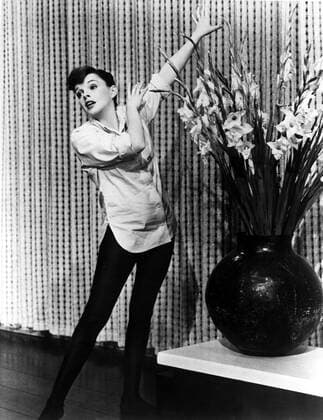 Judy Garland in A Star is Born ( Somewhere there s a Someone number) w vase of flowers Courtesy Everett Collection !ACHTUNG AUFNAHMEDATUM GESCHÃ„TZT! PUBLICATIONXNOTxINxCANxCHNxFRAxITAxJPNxNORxPOLxRUSxESPxUKxUSA Copyright: xCourtesyxEverettxCollectionx PBDJUGA EC029