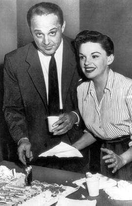 Sid Luft, Judy Garland cutting the cake at the wrap party for A STAR IS BORN, 1954 Courtesy Everett Collection !ACHTUNG AUFNAHMEDATUM GESCHÃ„TZT! PUBLICATIONXNOTxINxCANxCHNxFRAxITAxJPNxNORxPOLxRUSxESPxUKxUSA Copyright: xCourtesyxEverettxCollectionx PBDJUGA EC090