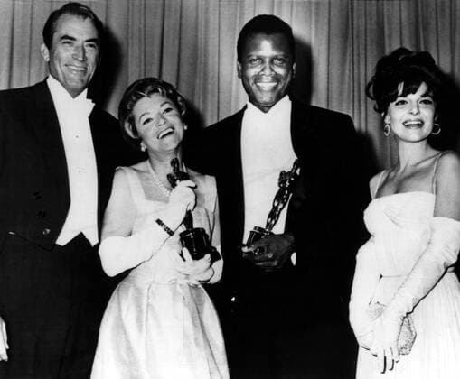 Presenter Gregory Peck, Annabella accepting for Patricia Neal, Sidney Poitier with his Academy Award for LILIES OF THE FIELD, presenter Anne Bancroft, 1964 Courtesy Everett Collection !ACHTUNG AUFNAHMEDATUM GESCHÃ„TZT! PUBLICATIONXNOTxINxCANxCHNxFRAxITAxJPNxNORxPOLxRUSxESPxUKxUSA Copyright: xCourtesyxEverettxCollectionx PBDSIPO EC002