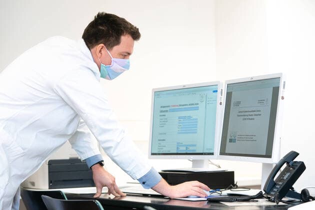Krankenhausleitstelle Corona Dr. Christian Kleber koordiniert in der neuen Krankenhausleitstelle Corona im Uniklinikum Dresden Anrufe von Patienten. Das Uniklinikum Dresden hat im Auftrag vom Freistaat Sachsen eine Zentrale Krankenhausleitstelle Corona Dresden Ostsachsen eingerichtet. Damit soll sichergestellt werden, dass schwer erkrankte Patienten mit bestätigter COVID-19-Infektion oder deutlichen Anzeichen dafür, den Notwendigkeiten entsprechend stationär versorgt werden. Die neue Krankenhausleitstelle arbeitet mit allen Krankenhäusern der Region zusammen, die aktuell insgesamt 6.334 Betten darunter 288 Intensivbetten gemeldet haben. Auch die zwei Integrierten Regionalleitstellen Dresden und Ostsachsen sowie alle Ärztlichen Leiter der Rettungsdienste sind in das zentrale Vergabesystem voll integriert. Damit wird s