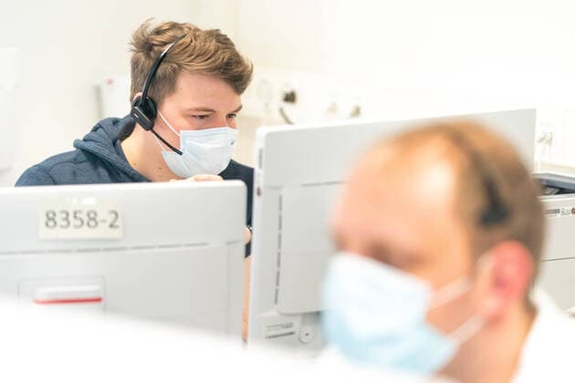 Krankenhausleitstelle Corona Ein Disponent sitzt in der neuen Krankenhausleitstelle Corona im Uniklinikum Dresden und koordiniert Anrufe von Patienten. Das Uniklinikum Dresden hat im Auftrag vom Freistaat Sachsen eine Zentrale Krankenhausleitstelle Corona Dresden Ostsachsen eingerichtet. Damit soll sichergestellt werden, dass schwer erkrankte Patienten mit bestätigter COVID-19-Infektion oder deutlichen Anzeichen dafür, den Notwendigkeiten entsprechend stationär versorgt werden. Die neue Krankenhausleitstelle arbeitet mit allen Krankenhäusern der Region zusammen, die aktuell insgesamt 6.334 Betten darunter 288 Intensivbetten gemeldet haben. Auch die zwei Integrierten Regionalleitstellen Dresden und Ostsachsen sowie alle Ärztlichen Leiter der Rettungsdienste sind in das zentrale Vergabesystem voll integriert. Damit wir