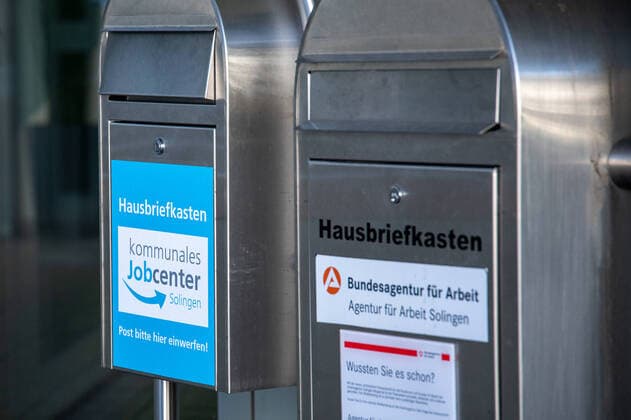 Briefkästen des kommunalen Jobcenters und der Agentur für Arbeit vor dem Gebäude der Agentur für Arbeit und des kommunalen Jobcenters in Solingen Themenbild, Symbolbild, Agentur für Arbeit, Arbeitsamt, kommunales Jobcenter, Solingen, 26.03.20 Solingen NRW Deutschland Agentur für Arbeit