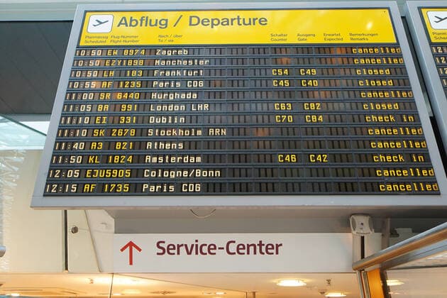 26.03.2020,Berlin,Deutschland,GER,die Stadt in Zeiten der Corona Pandemie, Flughafen Tegel TXL, der Flugbetrieb ist fast völlig zum Erliegen gekommen.Abflüge.