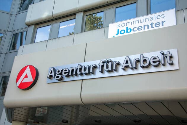 Logo und Schriftzug des kommunalen Jobcenters und der Agentur für Arbeit an der Hausfassade der Agentur für Arbeit Themenbild, Symbolbild, Schilder kommunales Jobcenter, Agentur für Arbeit, Arbeitsamt, 26.03.20 Solingen NRW Deutschland Agentur für Arbeit