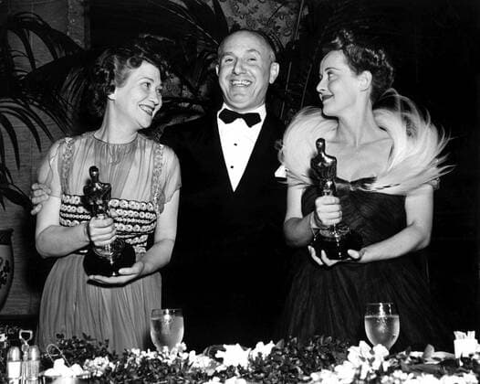 OSCARS. Beste Nebendarstellerin. PreistrÃ¤gerinnen 1937-1940 1938: FAY BAINTER Best Supporting Actress, JEZEBEL , producer JACK L. WARNER, BETTE DAVIS Best Actress, JEZEBEL , 3 2 39 Courtesy Everett Collection !ACHTUNG AUFNAHMEDATUM GESCHÃ„TZT! PUBLICATIONXNOTxINxCANxCHNxFRAxITAxJPNxNORxPOLxRUSxESPxUKxUSA Copyright: xCourtesyxEverettxCollectionx SBDOSPI EC002
