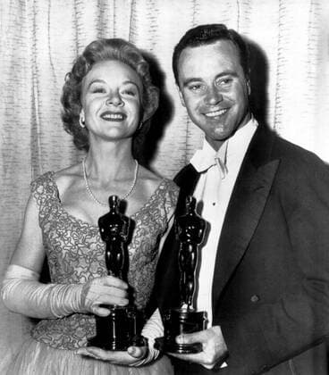 OSCARS: Beste Nebendarstellerin, PreistrÃ¤gerinnen 1951-1960 OSCARS. Bester Nebendarsteller. PreistrÃ¤ger 1951-1960 1955: JO VAN FLEET Best Supporting Actress, EAST OF EDEN and JACK LEMMON Best Supporting Actor, MISTER ROBERTS pose with their Oscars, 3 22 56 Courtesy Everett Collection !ACHTUNG AUFNAHMEDATUM GESCHÃ„TZT! PUBLICATIONXNOTxINxCANxCHNxFRAxITAxJPNxNORxPOLxRUSxESPxUKxUSA Copyright: xCourtesyxEverettxCollectionx SBDOSPI EC019