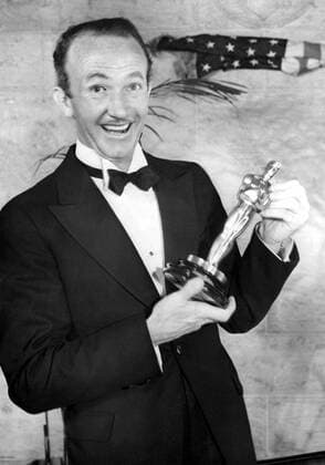 OSCARS. Bester Nebendarsteller. PreistrÃ¤ger 1937-1940 1936: WALTER BRENNAN Best Supporting Actor, COME AND GET IT proudly displays his Academy Award, 3 6 37 Courtesy Everett Collection !ACHTUNG AUFNAHMEDATUM GESCHÃ„TZT! PUBLICATIONXNOTxINxCANxCHNxFRAxITAxJPNxNORxPOLxRUSxESPxUKxUSA Copyright: xCourtesyxEverettxCollectionx SBDOSPI EC027