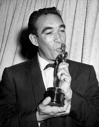 OSCARS. Bester Nebendarsteller. PreistrÃ¤ger 1951-1960 1956: ANTHONY QUINN Best Supporting Actor, LUST FOR LIFE kisses his Oscar, 1957 Courtesy Everett Collection !ACHTUNG AUFNAHMEDATUM GESCHÃ„TZT! PUBLICATIONXNOTxINxCANxCHNxFRAxITAxJPNxNORxPOLxRUSxESPxUKxUSA Copyright: xCourtesyxEverettxCollectionx SBDOSPI EC050