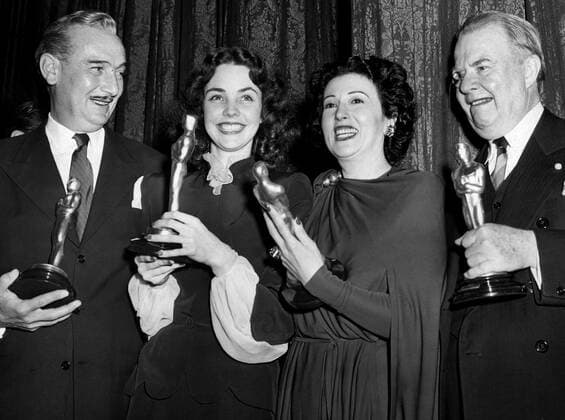 OSCARS. Beste Nebendarstellerin. PreistrÃ¤gerinnen 1941-1950 OSCARS. Bester Nebendarsteller. PreistrÃ¤ger 1941-1950 OSCARS. Bester Hauptdarsteller. PreistrÃ¤ger 1941-1950 1943: Best Actor PAUL LUKAS Watch on the Rhine , Best Actress JENNIFER JONES THE SONG OF BERNADETTE , Best Supporting Actress KATINA PAXINOU For Whom the Bell Tolls and Best Supporting Actor CHARLES COBURN The More the Merrier , 3 3 44 Courtesy Everett Collection !ACHTUNG AUFNAHMEDATUM GESCHÃ„TZT! PUBLICATIONXNOTxINxCANxCHNxFRAxITAxJPNxNORxPOLxRUSxESPxUKxUSA Copyright: xCourtesyxEverettxCollectionx SBDOSPI EC107