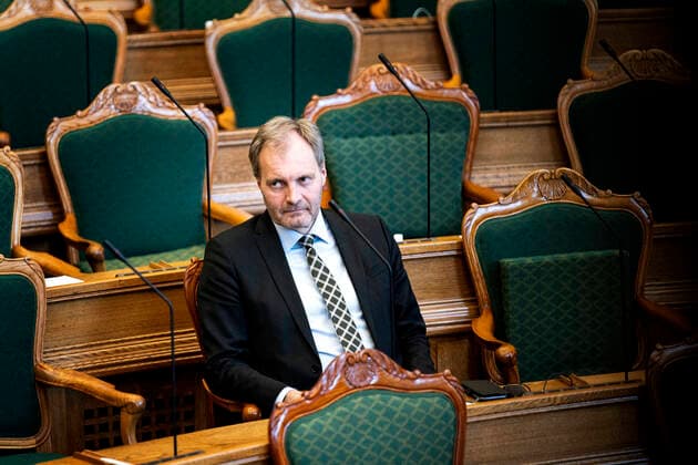 Peter Skaarup (DF). Folketinget behandler forslag fra regeringen om COVID-19 hastelovgivning, i Folketingssalen paa Christiansborg torsdag den 26. marts 2020.. , Copenhagen Denmark