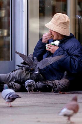 Wohnungslose am Kölner Hauptbahnhof sind von der Corona-Krise besonders stark betroffen. Köln, 26.03.2020