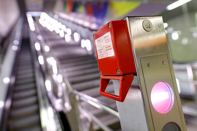 Notbremse an einer Rolltreppe in einer menschenleeren KVB-Haltestelle während der Corona-Krise. Köln, 26.03.2020