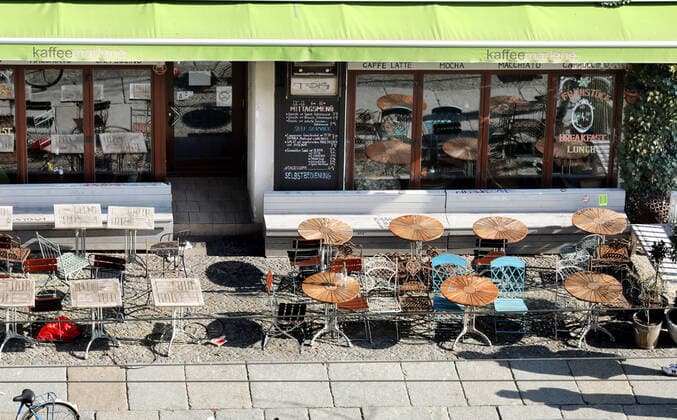 IMAGO Creative, Frühling, Start der Straßencafe-Saison 26.03.2020, Berlin - Deutschland. Prenzlauer Berg, wo normalerweise die Straßencafes prall gefüllt sind, bleiben wegen der Corona-Krise jetzt Stühle und Tische leer. Einige Cafes und Restaurants bieten Gutscheine zum Kauf an, die man nach dem Ausnahmezustand einlösen kann.