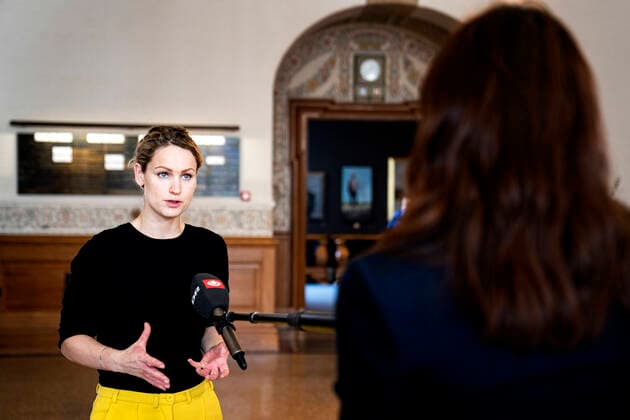 Pernille Skipper (EL). MF ere staar i koe i Vandrehallen paa Christiansborg, foran Folketingssalen, ved afstemning om COVID-19 hastelovgivning, torsdag den 26. marts 2020.. , Copenhagen Denmark Copyright: RitzauxScanpix IdaxGuldbaekxArentsenx spdk20200326-150350-L