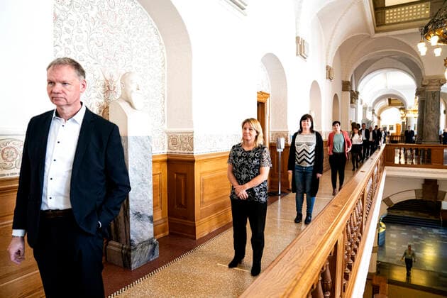 MF ere staar i koe i Vandrehallen paa Christiansborg, foran Folketingssalen, ved afstemning om COVID-19 hastelovgivning, torsdag den 26. marts 2020.. , Copenhagen Denmark Copyright: RitzauxScanpix IdaxGuldbaekxArentsenx spdk20200326-150415-L