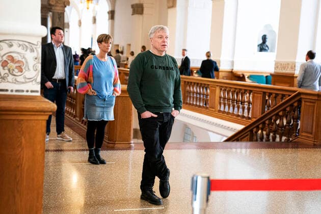 Uffe Elbaek. MF ere staar i koe i Vandrehallen paa Christiansborg, foran Folketingssalen, ved afstemning om COVID-19 hastelovgivning, torsdag den 26. marts 2020.. , Copenhagen Denmark Copyright: RitzauxScanpix IdaxGuldbaekxArentsenx spdk20200326-150425-L