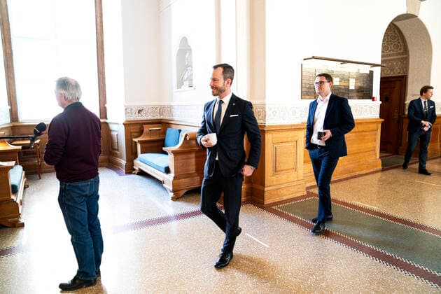 Jakob Ellemann-Jensen. MF ere staar i koe i Vandrehallen paa Christiansborg, foran Folketingssalen, ved afstemning om COVID-19 hastelovgivning, torsdag den 26. marts 2020.. , Copenhagen Denmark Copyright: RitzauxScanpix IdaxGuldbaekxArentsenx spdk20200326-150439-L